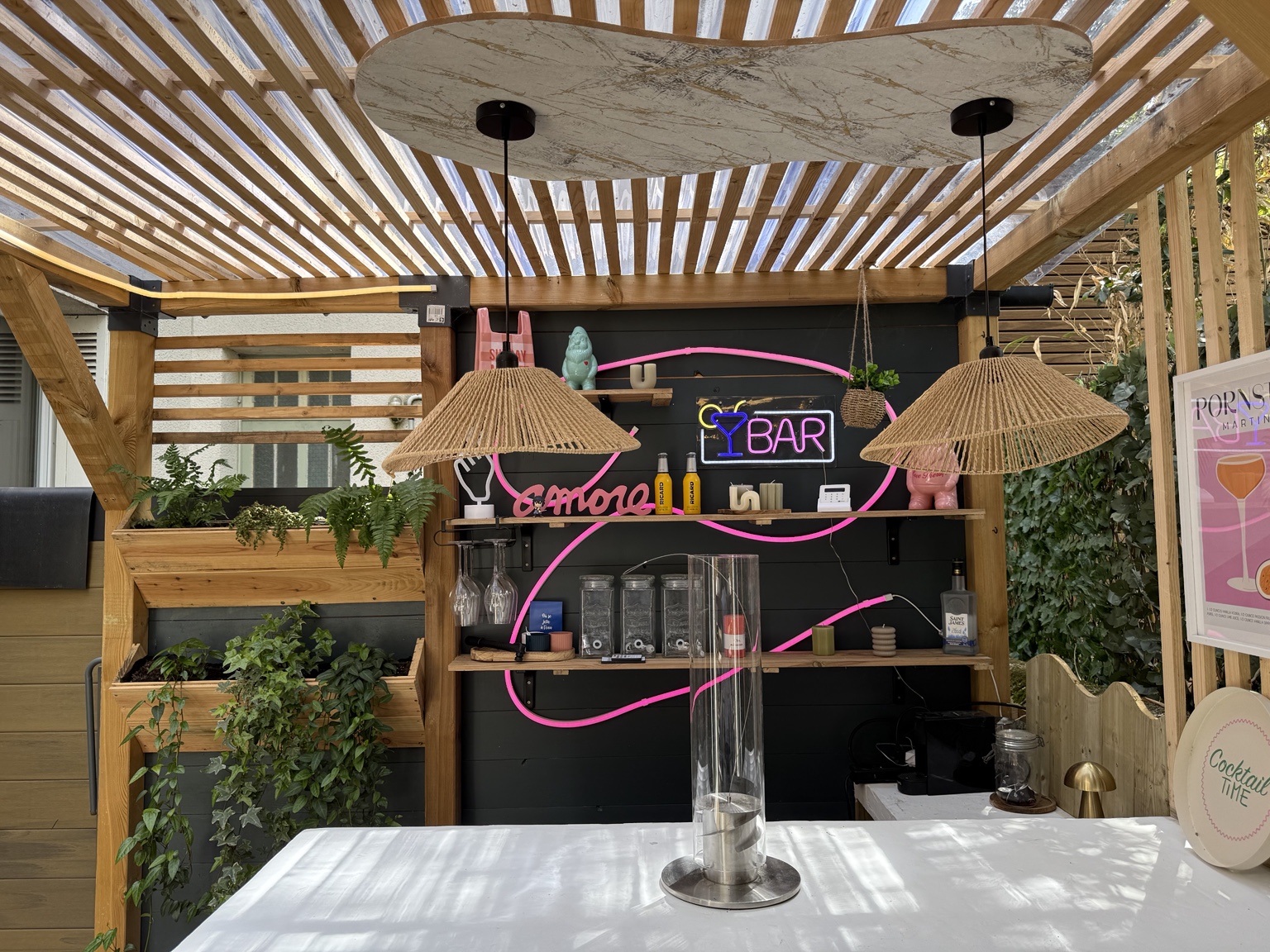 Bar extérieur réalisé sous une pergola en bois